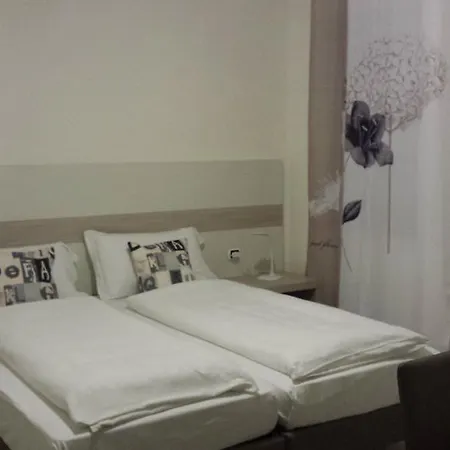 Nuova Ostiglia Nocleg ze śniadaniem 3*