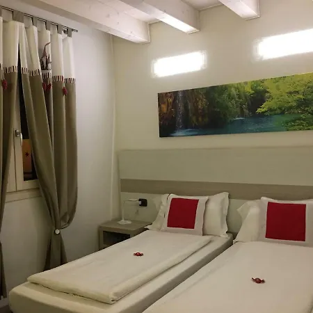 Nuova Ostiglia Nocleg ze śniadaniem 3*